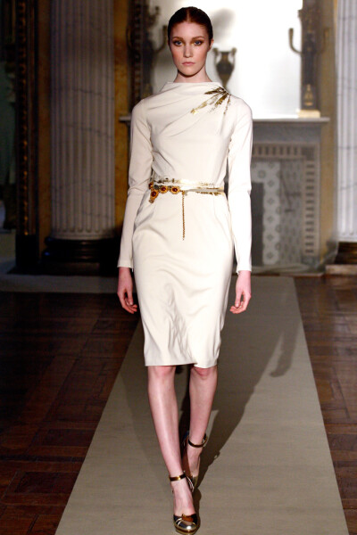 Luisa Beccaria Fall 2011 Ready-to-Wear。路易莎·贝卡里亚2011米兰时装周秋冬高级成衣发布。本系列对两件套日装和经济实惠的针织款式的重视。女人不能单靠鸡尾酒会裙和礼服活着，不管她们来自何方。但同时，甚至品…