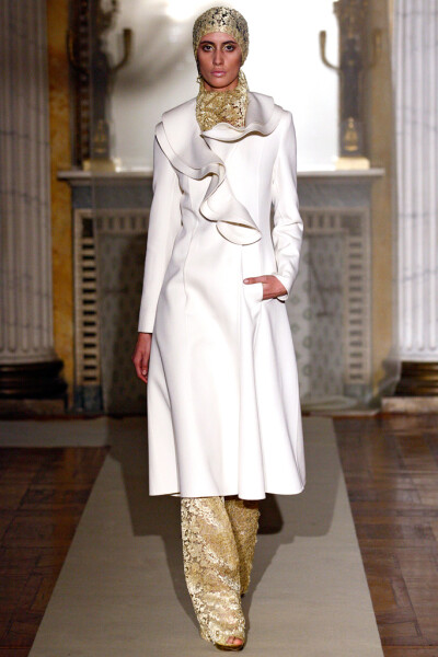 Luisa Beccaria Fall 2011 Ready-to-Wear。路易莎·贝卡里亚2011米兰时装周秋冬高级成衣发布。本系列对两件套日装和经济实惠的针织款式的重视。女人不能单靠鸡尾酒会裙和礼服活着，不管她们来自何方。但同时，甚至品…