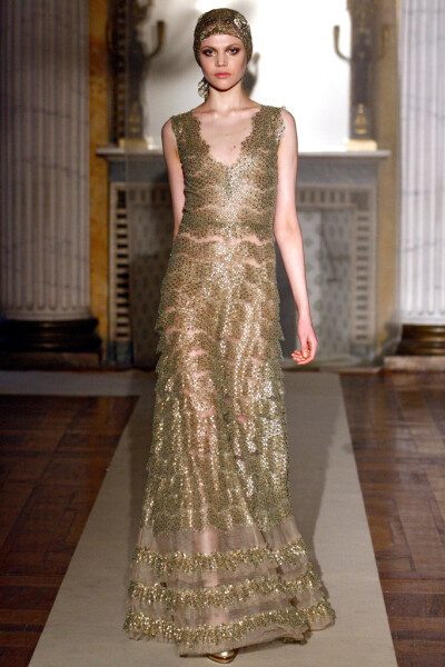 Luisa Beccaria Fall 2011 Ready-to-Wear。路易莎·贝卡里亚2011米兰时装周秋冬高级成衣发布。本系列对两件套日装和经济实惠的针织款式的重视。女人不能单靠鸡尾酒会裙和礼服活着，不管她们来自何方。但同时，甚至品…