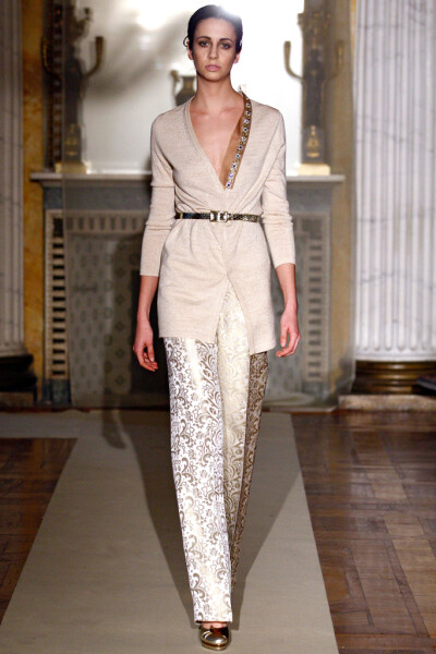 Luisa Beccaria Fall 2011 Ready-to-Wear。路易莎·贝卡里亚2011米兰时装周秋冬高级成衣发布。本系列对两件套日装和经济实惠的针织款式的重视。女人不能单靠鸡尾酒会裙和礼服活着，不管她们来自何方。但同时，甚至品…