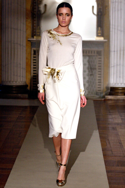 Luisa Beccaria Fall 2011 Ready-to-Wear。路易莎·贝卡里亚2011米兰时装周秋冬高级成衣发布。本系列对两件套日装和经济实惠的针织款式的重视。女人不能单靠鸡尾酒会裙和礼服活着，不管她们来自何方。但同时，甚至品…