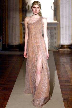 Luisa Beccaria Fall 2011 Ready-to-Wear。路易莎·贝卡里亚2011米兰时装周秋冬高级成衣发布。本系列对两件套日装和经济实惠的针织款式的重视。女人不能单靠鸡尾酒会裙和礼服活着，不管她们来自何方。但同时，甚至品牌的系腰带软呢斗篷、粗线针织衫和花纹织锦裤装套装都为秋冬镀了金。设计师的叙利亚之旅为整个系列罩上了拜占庭的光辉，也使新古典主义风格的Villa Reale成为最恰当的秀场。