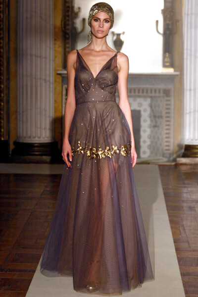 Luisa Beccaria Fall 2011 Ready-to-Wear。路易莎·贝卡里亚2011米兰时装周秋冬高级成衣发布。本系列对两件套日装和经济实惠的针织款式的重视。女人不能单靠鸡尾酒会裙和礼服活着，不管她们来自何方。但同时，甚至品…