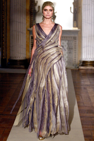 Luisa Beccaria Fall 2011 Ready-to-Wear。路易莎·贝卡里亚2011米兰时装周秋冬高级成衣发布。本系列对两件套日装和经济实惠的针织款式的重视。女人不能单靠鸡尾酒会裙和礼服活着，不管她们来自何方。但同时，甚至品…