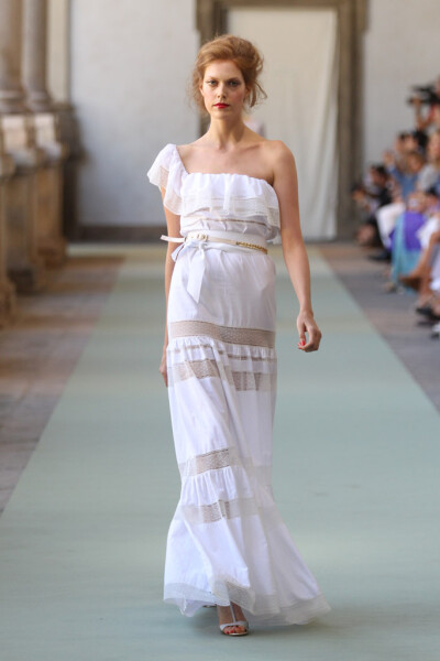 Luisa Beccaria Spring 2012 Ready-to-Wear。路易莎·贝卡里亚2012米兰时装周春夏高级成衣发布。