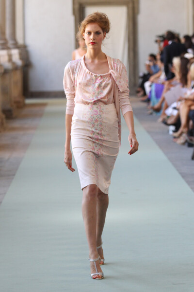 Luisa Beccaria Spring 2012 Ready-to-Wear。路易莎·贝卡里亚2012米兰时装周春夏高级成衣发布。