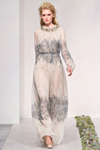 Luisa Beccaria Fall 2012 Ready-to-Wear。路易莎·贝卡里亚2012米兰时装周秋冬高级成衣发布。Beccaria的时装发布会总是充满了欢乐的派对气氛。每一季，这位热爱生活的设计师都坚持把自己对美好生活的设想裹上糖衣，…