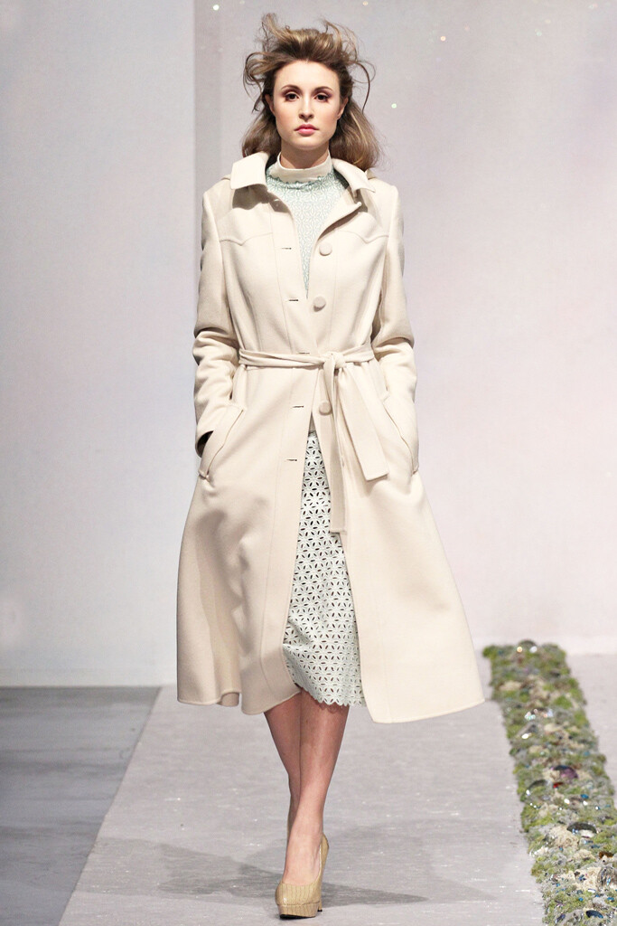 Luisa Beccaria Fall 2012 Ready-to-Wear。路易莎·贝卡里亚2012米兰时装周秋冬高级成衣发布。Beccaria的时装发布会总是充满了欢乐的派对气氛。每一季，这位热爱生活的设计师都坚持把自己对美好生活的设想裹上糖衣，然后再转化到自己的作品中，但同时她也在不断开拓自己的设计视野——不仅有鸡尾酒会的小礼服和晚礼服，还增加了对其他领域的尝试。