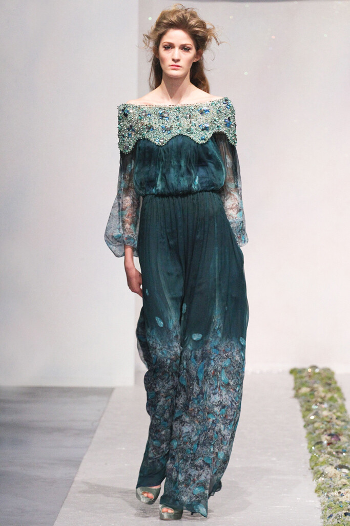 Luisa Beccaria Fall 2012 Ready-to-Wear。路易莎·贝卡里亚2012米兰时装周秋冬高级成衣发布。Beccaria的时装发布会总是充满了欢乐的派对气氛。每一季，这位热爱生活的设计师都坚持把自己对美好生活的设想裹上糖衣，然后再转化到自己的作品中，但同时她也在不断开拓自己的设计视野——不仅有鸡尾酒会的小礼服和晚礼服，还增加了对其他领域的尝试。