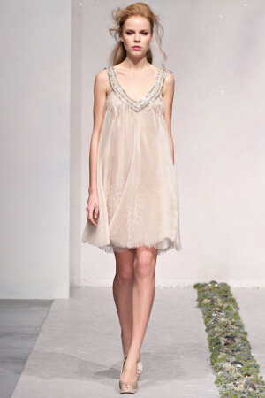 Luisa Beccaria Fall 2012 Ready-to-Wear。路易莎·贝卡里亚2012米兰时装周秋冬高级成衣发布。Beccaria的时装发布会总是充满了欢乐的派对气氛。每一季，这位热爱生活的设计师都坚持把自己对美好生活的设想裹上糖衣，然后再转化到自己的作品中，但同时她也在不断开拓自己的设计视野——不仅有鸡尾酒会的小礼服和晚礼服，还增加了对其他领域的尝试。