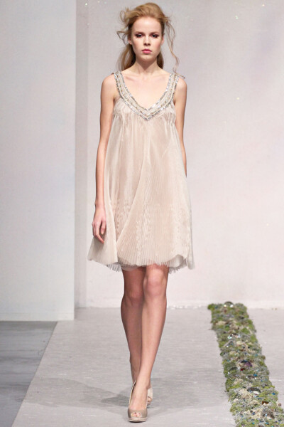 Luisa Beccaria Fall 2012 Ready-to-Wear。路易莎·贝卡里亚2012米兰时装周秋冬高级成衣发布。Beccaria的时装发布会总是充满了欢乐的派对气氛。每一季，这位热爱生活的设计师都坚持把自己对美好生活的设想裹上糖衣，…