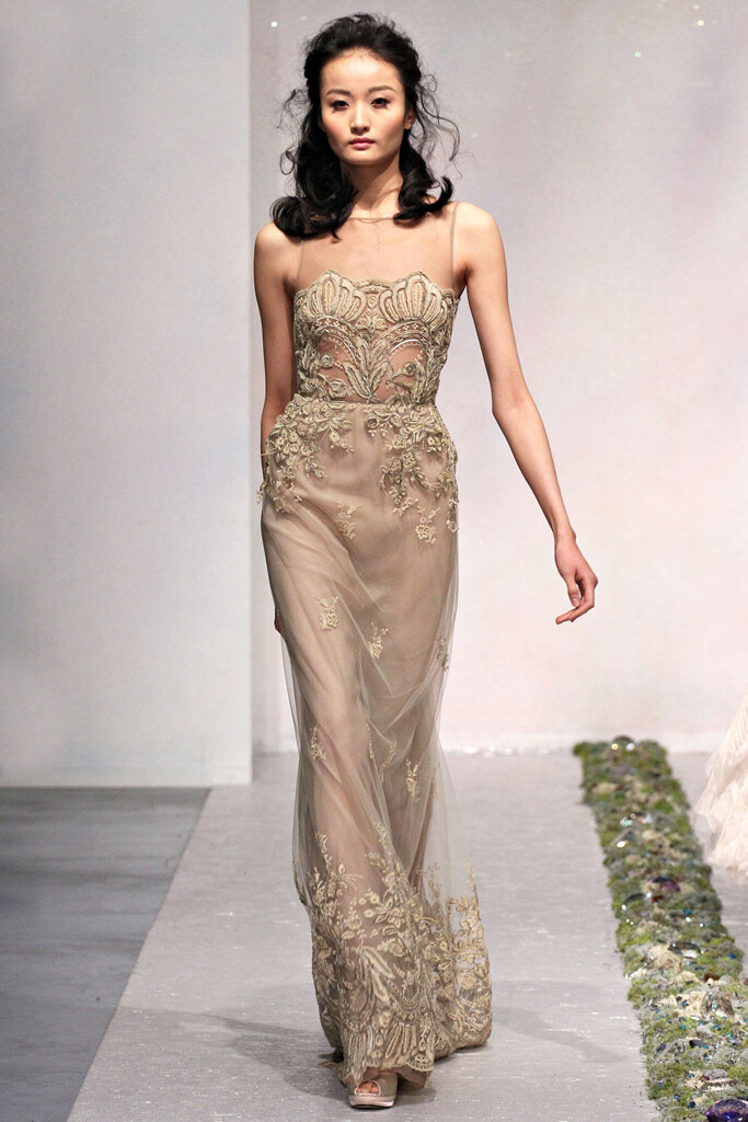 Luisa Beccaria Fall 2012 Ready-to-Wear。路易莎·贝卡里亚2012米兰时装周秋冬高级成衣发布。Beccaria的时装发布会总是充满了欢乐的派对气氛。每一季，这位热爱生活的设计师都坚持把自己对美好生活的设想裹上糖衣，然后再转化到自己的作品中，但同时她也在不断开拓自己的设计视野——不仅有鸡尾酒会的小礼服和晚礼服，还增加了对其他领域的尝试。