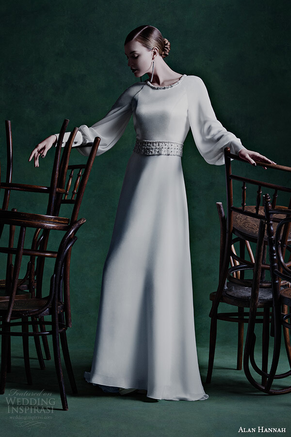 知名婚纱品牌 Alan Hannah 释出2015新款婚纱系列广告大片，本季大片以「Floral Symphony 花卉交响乐」为主题。