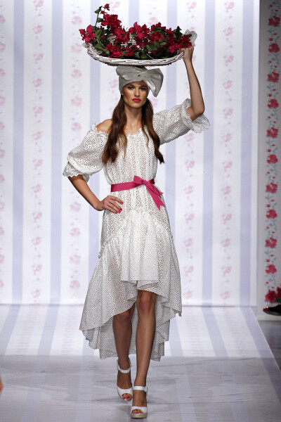 Luisa Beccaria Spring 2013 Ready-to-Wear。路易莎·贝卡里亚2013米兰时装周春夏高级成衣发布。充满悠闲度假风格，清新的色调、唯美的印花、精致的镂空都突出了女性的甜美与优雅，而蝴蝶结的加入更增添了几分少女的…