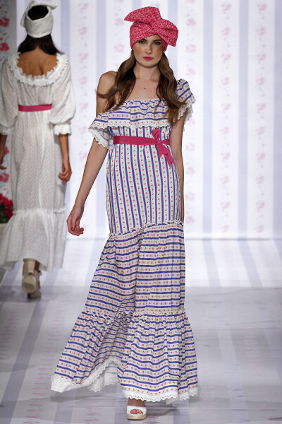 Luisa Beccaria Spring 2013 Ready-to-Wear。路易莎·贝卡里亚2013米兰时装周春夏高级成衣发布。充满悠闲度假风格，清新的色调、唯美的印花、精致的镂空都突出了女性的甜美与优雅，而蝴蝶结的加入更增添了几分少女的…