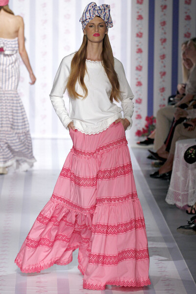 Luisa Beccaria Spring 2013 Ready-to-Wear。路易莎·贝卡里亚2013米兰时装周春夏高级成衣发布。充满悠闲度假风格，清新的色调、唯美的印花、精致的镂空都突出了女性的甜美与优雅，而蝴蝶结的加入更增添了几分少女的…