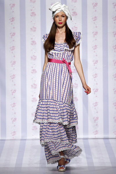 Luisa Beccaria Spring 2013 Ready-to-Wear。路易莎·贝卡里亚2013米兰时装周春夏高级成衣发布。充满悠闲度假风格，清新的色调、唯美的印花、精致的镂空都突出了女性的甜美与优雅，而蝴蝶结的加入更增添了几分少女的…