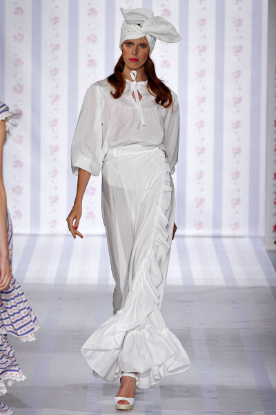 Luisa Beccaria Spring 2013 Ready-to-Wear。路易莎·贝卡里亚2013米兰时装周春夏高级成衣发布。充满悠闲度假风格，清新的色调、唯美的印花、精致的镂空都突出了女性的甜美与优雅，而蝴蝶结的加入更增添了几分少女的…