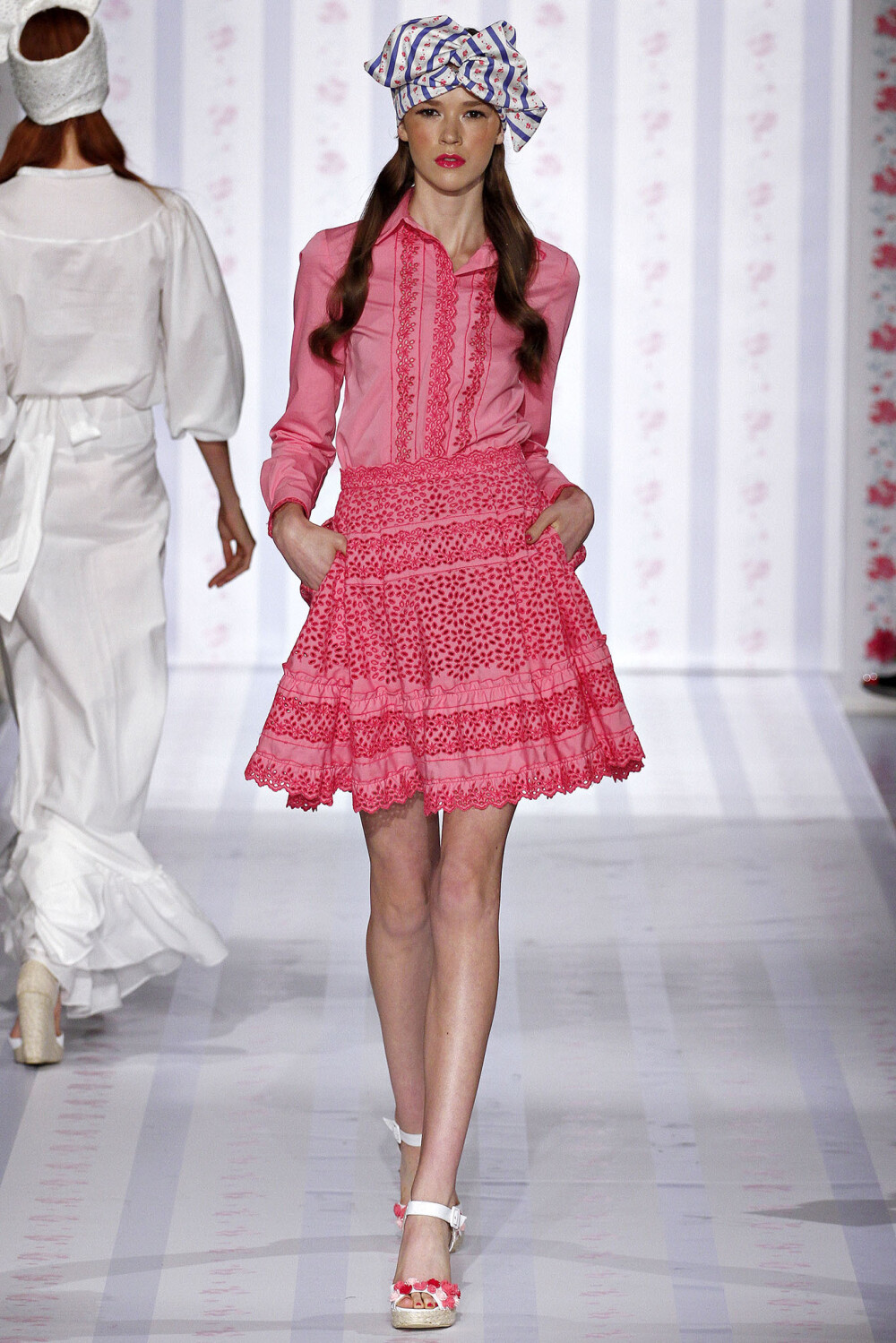 Luisa Beccaria Spring 2013 Ready-to-Wear。路易莎·贝卡里亚2013米兰时装周春夏高级成衣发布。充满悠闲度假风格，清新的色调、唯美的印花、精致的镂空都突出了女性的甜美与优雅，而蝴蝶结的加入更增添了几分少女的俏皮可爱。