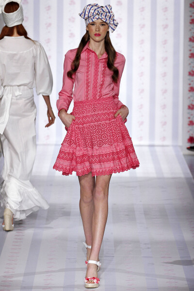 Luisa Beccaria Spring 2013 Ready-to-Wear。路易莎·贝卡里亚2013米兰时装周春夏高级成衣发布。充满悠闲度假风格，清新的色调、唯美的印花、精致的镂空都突出了女性的甜美与优雅，而蝴蝶结的加入更增添了几分少女的…