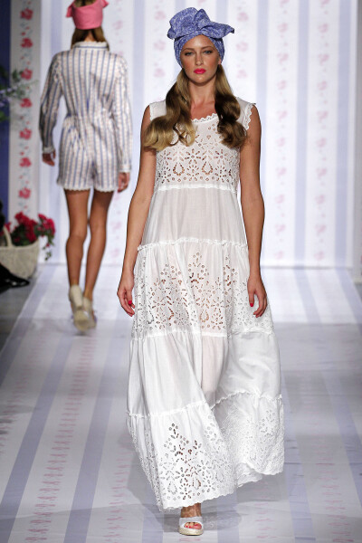 Luisa Beccaria Spring 2013 Ready-to-Wear。路易莎·贝卡里亚2013米兰时装周春夏高级成衣发布。充满悠闲度假风格，清新的色调、唯美的印花、精致的镂空都突出了女性的甜美与优雅，而蝴蝶结的加入更增添了几分少女的…