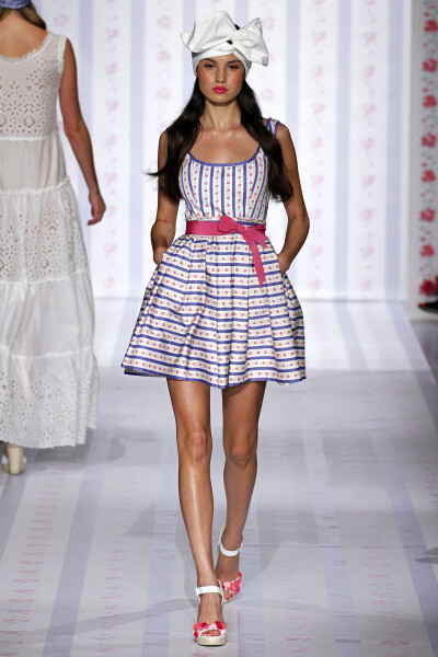 Luisa Beccaria Spring 2013 Ready-to-Wear。路易莎·贝卡里亚2013米兰时装周春夏高级成衣发布。充满悠闲度假风格，清新的色调、唯美的印花、精致的镂空都突出了女性的甜美与优雅，而蝴蝶结的加入更增添了几分少女的…