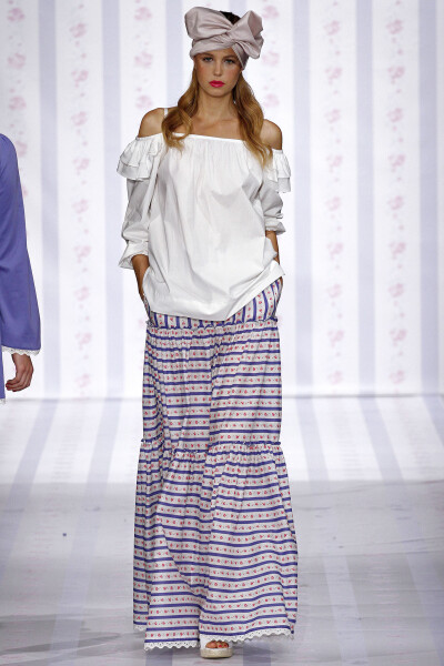 Luisa Beccaria Spring 2013 Ready-to-Wear。路易莎·贝卡里亚2013米兰时装周春夏高级成衣发布。充满悠闲度假风格，清新的色调、唯美的印花、精致的镂空都突出了女性的甜美与优雅，而蝴蝶结的加入更增添了几分少女的…