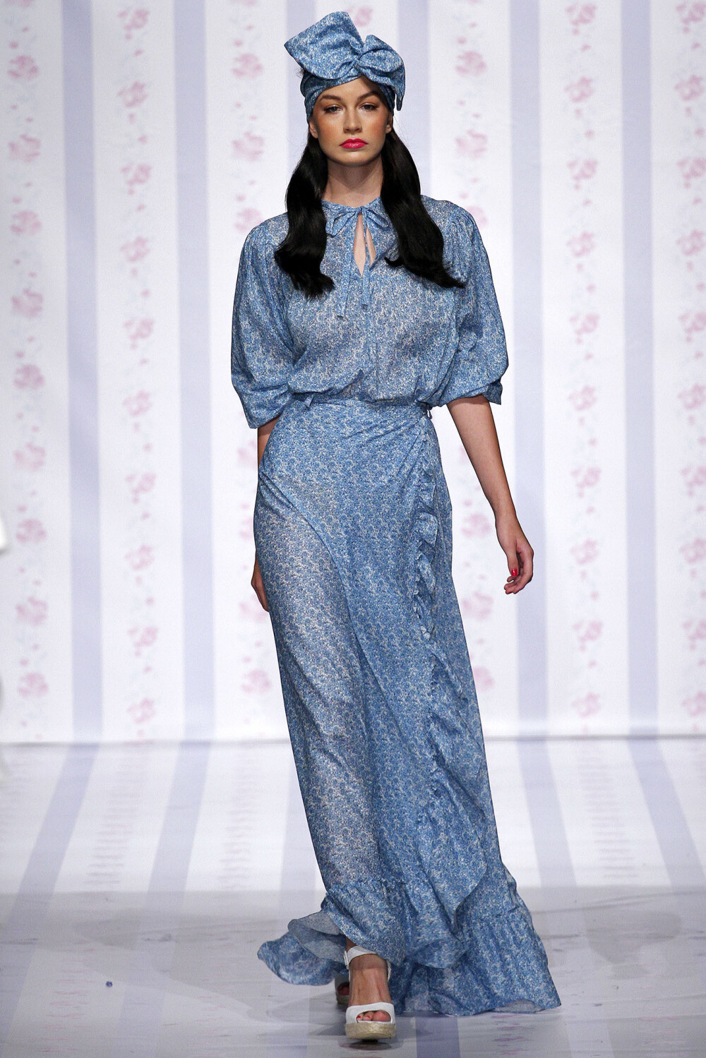 Luisa Beccaria Spring 2013 Ready-to-Wear。路易莎·贝卡里亚2013米兰时装周春夏高级成衣发布。充满悠闲度假风格，清新的色调、唯美的印花、精致的镂空都突出了女性的甜美与优雅，而蝴蝶结的加入更增添了几分少女的俏皮可爱。