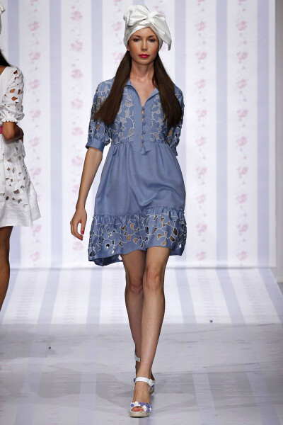 Luisa Beccaria Spring 2013 Ready-to-Wear。路易莎·贝卡里亚2013米兰时装周春夏高级成衣发布。充满悠闲度假风格，清新的色调、唯美的印花、精致的镂空都突出了女性的甜美与优雅，而蝴蝶结的加入更增添了几分少女的…