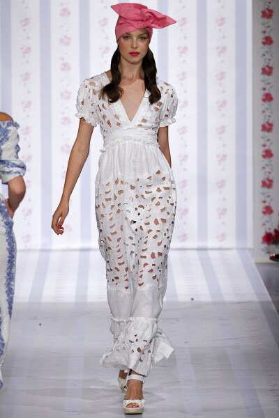 Luisa Beccaria Spring 2013 Ready-to-Wear。路易莎·贝卡里亚2013米兰时装周春夏高级成衣发布。充满悠闲度假风格，清新的色调、唯美的印花、精致的镂空都突出了女性的甜美与优雅，而蝴蝶结的加入更增添了几分少女的…