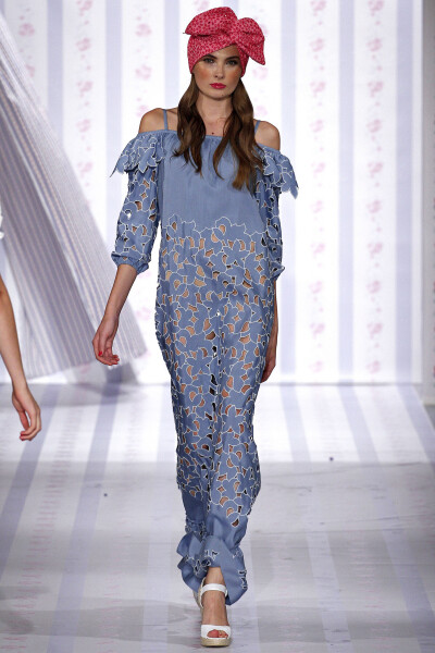 Luisa Beccaria Spring 2013 Ready-to-Wear。路易莎·贝卡里亚2013米兰时装周春夏高级成衣发布。充满悠闲度假风格，清新的色调、唯美的印花、精致的镂空都突出了女性的甜美与优雅，而蝴蝶结的加入更增添了几分少女的…