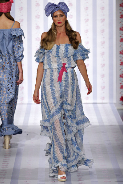 Luisa Beccaria Spring 2013 Ready-to-Wear。路易莎·贝卡里亚2013米兰时装周春夏高级成衣发布。充满悠闲度假风格，清新的色调、唯美的印花、精致的镂空都突出了女性的甜美与优雅，而蝴蝶结的加入更增添了几分少女的…