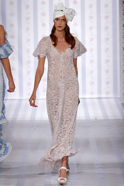 Luisa Beccaria Spring 2013 Ready-to-Wear。路易莎·贝卡里亚2013米兰时装周春夏高级成衣发布。充满悠闲度假风格，清新的色调、唯美的印花、精致的镂空都突出了女性的甜美与优雅，而蝴蝶结的加入更增添了几分少女的…