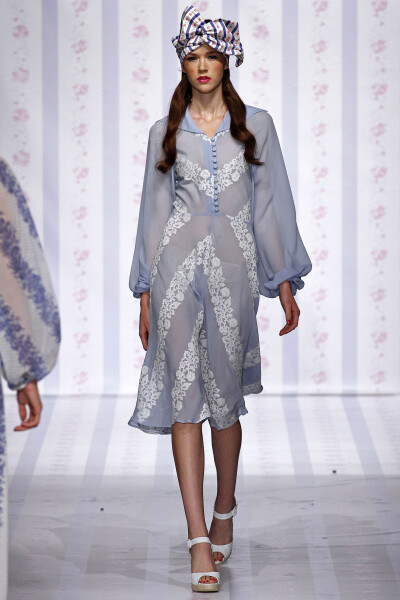 Luisa Beccaria Spring 2013 Ready-to-Wear。路易莎·贝卡里亚2013米兰时装周春夏高级成衣发布。充满悠闲度假风格，清新的色调、唯美的印花、精致的镂空都突出了女性的甜美与优雅，而蝴蝶结的加入更增添了几分少女的…