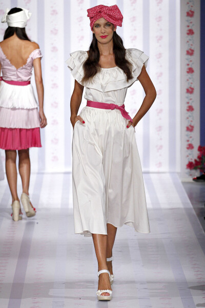 Luisa Beccaria Spring 2013 Ready-to-Wear。路易莎·贝卡里亚2013米兰时装周春夏高级成衣发布。充满悠闲度假风格，清新的色调、唯美的印花、精致的镂空都突出了女性的甜美与优雅，而蝴蝶结的加入更增添了几分少女的…