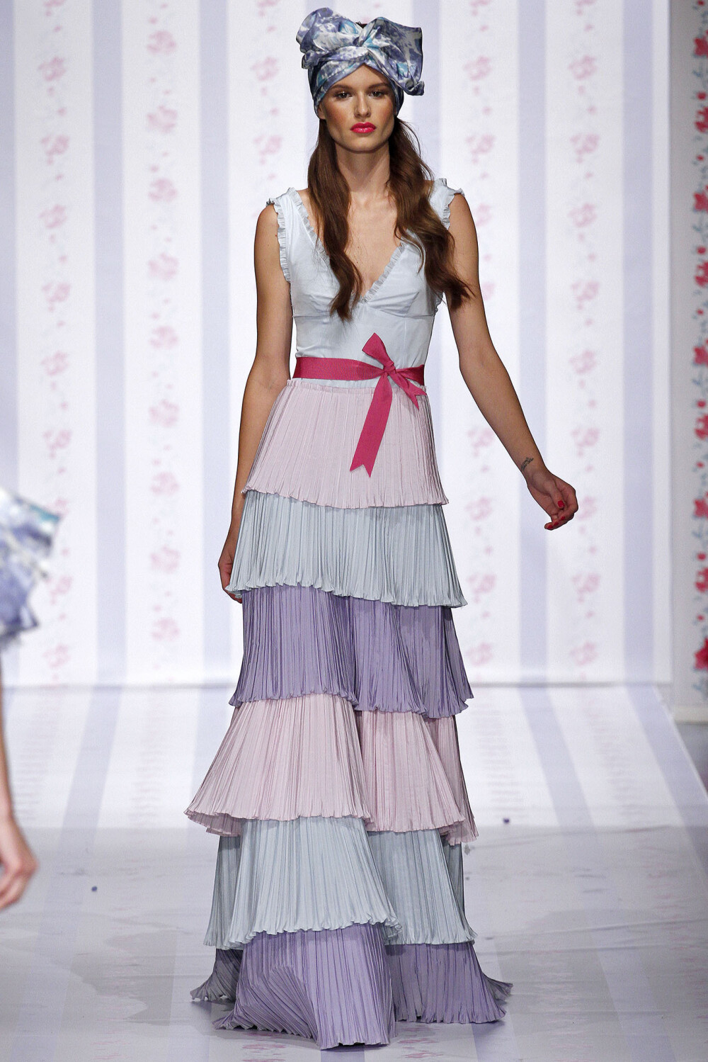 Luisa Beccaria Spring 2013 Ready-to-Wear。路易莎·贝卡里亚2013米兰时装周春夏高级成衣发布。充满悠闲度假风格，清新的色调、唯美的印花、精致的镂空都突出了女性的甜美与优雅，而蝴蝶结的加入更增添了几分少女的俏皮可爱。