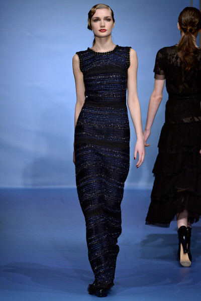 Luisa Beccaria Fall 2013 Ready-to-Wear。路易莎·贝卡里亚2013米兰时装周秋冬高级成衣发布。设计师发现一个鲜为人知的西班牙画家Federico Beltrán Masses创作的世界大战期间好莱坞女明星的肖像尤其吸引人，因此她改…