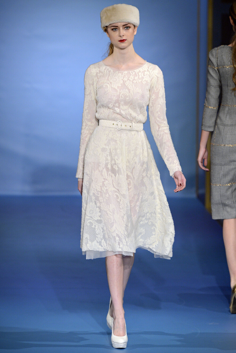 Luisa Beccaria Fall 2013 Ready-to-Wear。路易莎·贝卡里亚2013米兰时装周秋冬高级成衣发布。设计师发现一个鲜为人知的西班牙画家Federico Beltrán Masses创作的世界大战期间好莱坞女明星的肖像尤其吸引人，因此她改良了画家在色彩上的运用技巧——金色、酸性绿和“翠兰色”——裙装效仿20世纪30年代又高又瘦的线条设计。这次的作品比上个季度更有说服力。