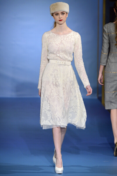 Luisa Beccaria Fall 2013 Ready-to-Wear。路易莎·贝卡里亚2013米兰时装周秋冬高级成衣发布。设计师发现一个鲜为人知的西班牙画家Federico Beltrán Masses创作的世界大战期间好莱坞女明星的肖像尤其吸引人，因此她改…