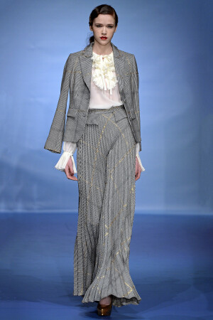 Luisa Beccaria Fall 2013 Ready-to-Wear。路易莎·贝卡里亚2013米兰时装周秋冬高级成衣发布。设计师发现一个鲜为人知的西班牙画家Federico Beltrán Masses创作的世界大战期间好莱坞女明星的肖像尤其吸引人，因此她改良了画家在色彩上的运用技巧——金色、酸性绿和“翠兰色”——裙装效仿20世纪30年代又高又瘦的线条设计。这次的作品比上个季度更有说服力。