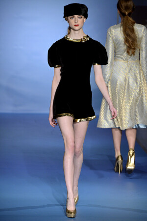 Luisa Beccaria Fall 2013 Ready-to-Wear。路易莎·贝卡里亚2013米兰时装周秋冬高级成衣发布。设计师发现一个鲜为人知的西班牙画家Federico Beltrán Masses创作的世界大战期间好莱坞女明星的肖像尤其吸引人，因此她改良了画家在色彩上的运用技巧——金色、酸性绿和“翠兰色”——裙装效仿20世纪30年代又高又瘦的线条设计。这次的作品比上个季度更有说服力。