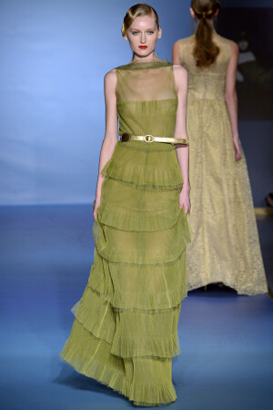 Luisa Beccaria Fall 2013 Ready-to-Wear。路易莎·贝卡里亚2013米兰时装周秋冬高级成衣发布。设计师发现一个鲜为人知的西班牙画家Federico Beltrán Masses创作的世界大战期间好莱坞女明星的肖像尤其吸引人，因此她改良了画家在色彩上的运用技巧——金色、酸性绿和“翠兰色”——裙装效仿20世纪30年代又高又瘦的线条设计。这次的作品比上个季度更有说服力。