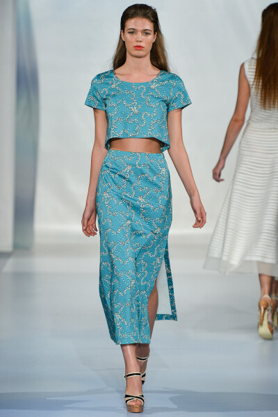 Luisa Beccaria Spring 2014 Ready-to-Wear。路易莎·贝卡里亚2014米兰时装周春夏高级成衣发布。虽然派对连衣裙的创作方式确实有限，但Beccaria和她的女儿Lucilla Bonaccorsi共同完成设计工作，她们对特殊场合的礼服…