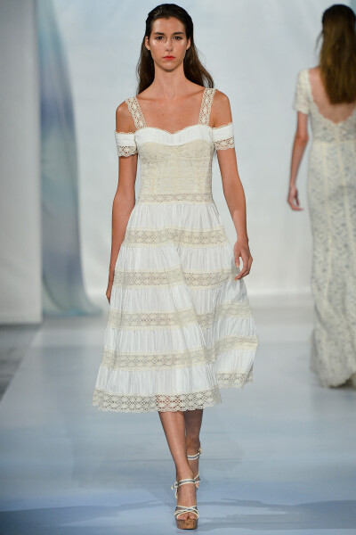 Luisa Beccaria Spring 2014 Ready-to-Wear。路易莎·贝卡里亚2014米兰时装周春夏高级成衣发布。虽然派对连衣裙的创作方式确实有限，但Beccaria和她的女儿Lucilla Bonaccorsi共同完成设计工作，她们对特殊场合的礼服…