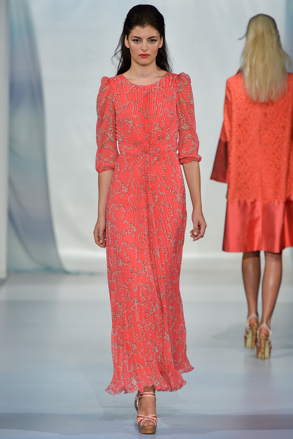 Luisa Beccaria Spring 2014 Ready-to-Wear。路易莎·贝卡里亚2014米兰时装周春夏高级成衣发布。虽然派对连衣裙的创作方式确实有限，但Beccaria和她的女儿Lucilla Bonaccorsi共同完成设计工作，她们对特殊场合的礼服设计确实有一手。坚持那份对唯美浪漫的追求，似乎那个田园乡间的意大利女孩儿是她永远的灵感缪斯。没有可以改变人生的大作，但在这一季的设计中，养眼就足够了。