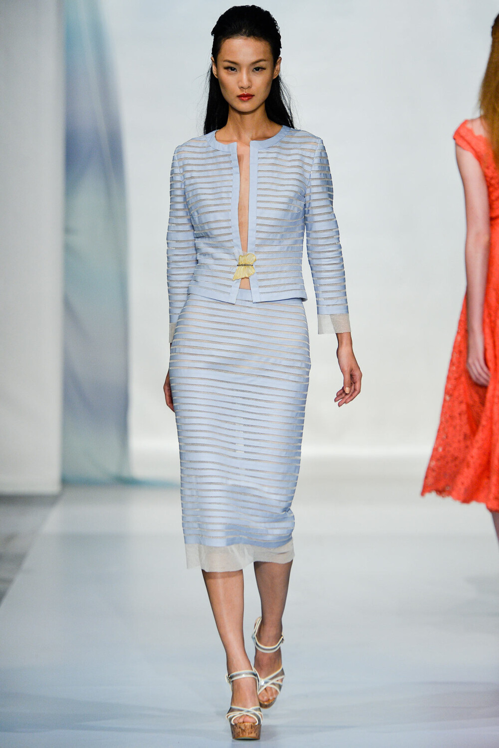 Luisa Beccaria Spring 2014 Ready-to-Wear。路易莎·贝卡里亚2014米兰时装周春夏高级成衣发布。虽然派对连衣裙的创作方式确实有限，但Beccaria和她的女儿Lucilla Bonaccorsi共同完成设计工作，她们对特殊场合的礼服设计确实有一手。坚持那份对唯美浪漫的追求，似乎那个田园乡间的意大利女孩儿是她永远的灵感缪斯。没有可以改变人生的大作，但在这一季的设计中，养眼就足够了。
