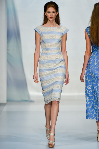 Luisa Beccaria Spring 2014 Ready-to-Wear。路易莎·贝卡里亚2014米兰时装周春夏高级成衣发布。虽然派对连衣裙的创作方式确实有限，但Beccaria和她的女儿Lucilla Bonaccorsi共同完成设计工作，她们对特殊场合的礼服…
