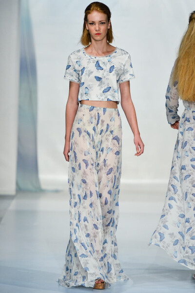 Luisa Beccaria Spring 2014 Ready-to-Wear。路易莎·贝卡里亚2014米兰时装周春夏高级成衣发布。虽然派对连衣裙的创作方式确实有限，但Beccaria和她的女儿Lucilla Bonaccorsi共同完成设计工作，她们对特殊场合的礼服…