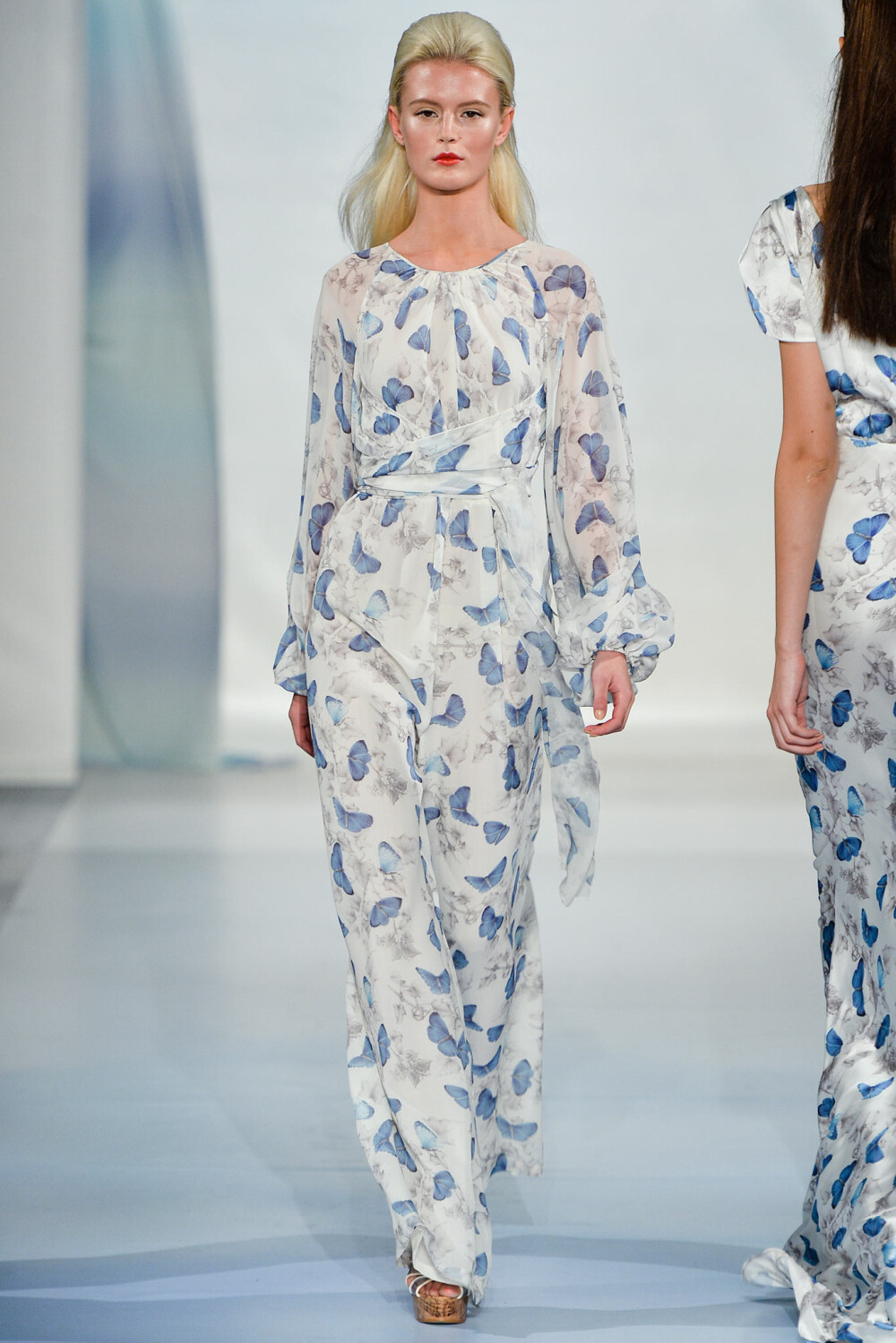 Luisa Beccaria Spring 2014 Ready-to-Wear。路易莎·贝卡里亚2014米兰时装周春夏高级成衣发布。虽然派对连衣裙的创作方式确实有限，但Beccaria和她的女儿Lucilla Bonaccorsi共同完成设计工作，她们对特殊场合的礼服设计确实有一手。坚持那份对唯美浪漫的追求，似乎那个田园乡间的意大利女孩儿是她永远的灵感缪斯。没有可以改变人生的大作，但在这一季的设计中，养眼就足够了。