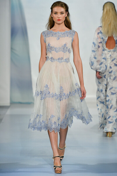 Luisa Beccaria Spring 2014 Ready-to-Wear。路易莎·贝卡里亚2014米兰时装周春夏高级成衣发布。虽然派对连衣裙的创作方式确实有限，但Beccaria和她的女儿Lucilla Bonaccorsi共同完成设计工作，她们对特殊场合的礼服…